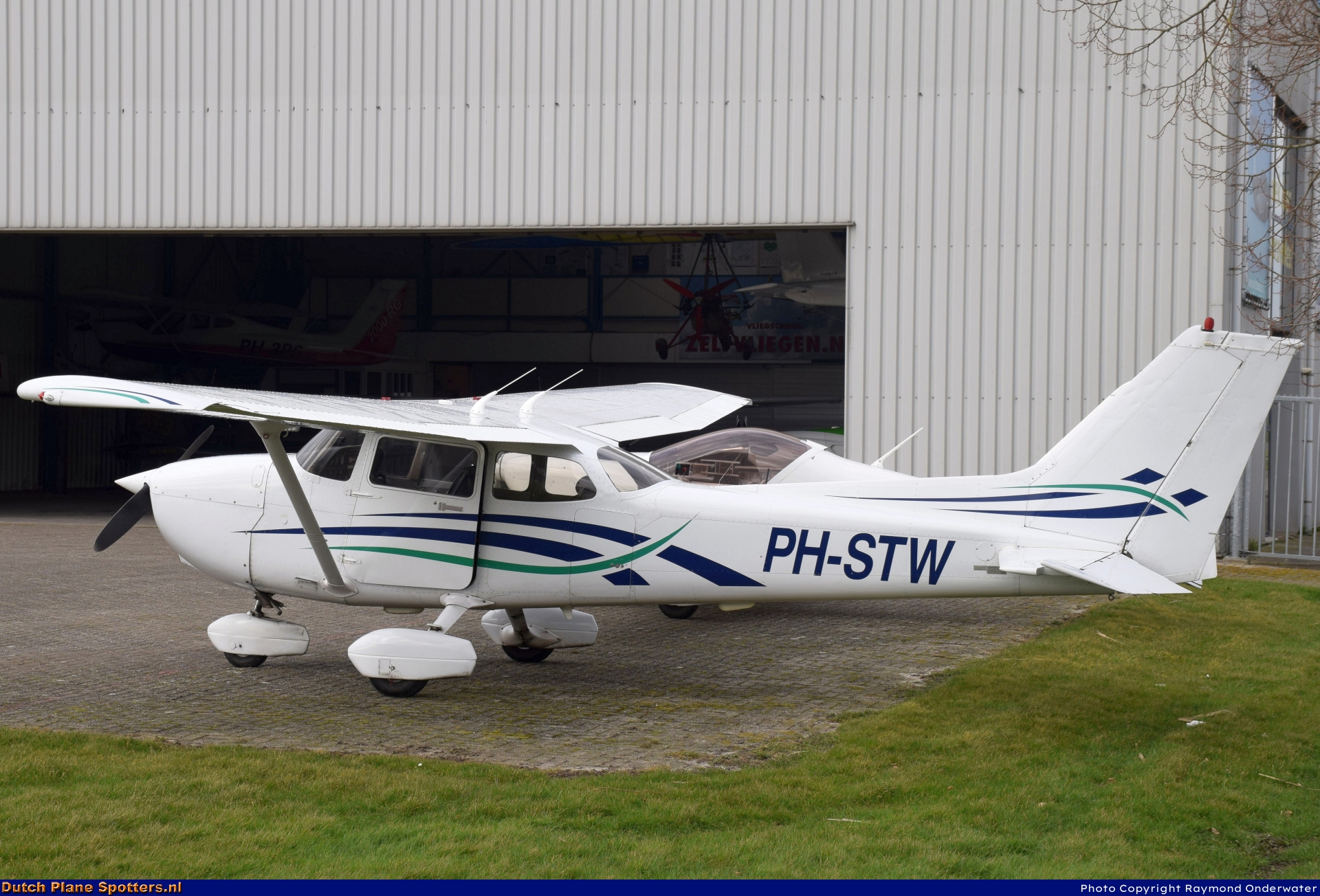 PH-STW Cessna 172 Skyhawk Vliegschool Zelf Vliegen by Raymond Onderwater