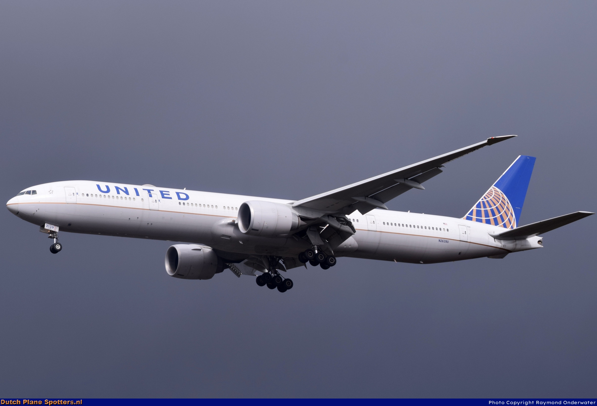 N2639U Boeing 777-300 United Airlines by Raymond Onderwater