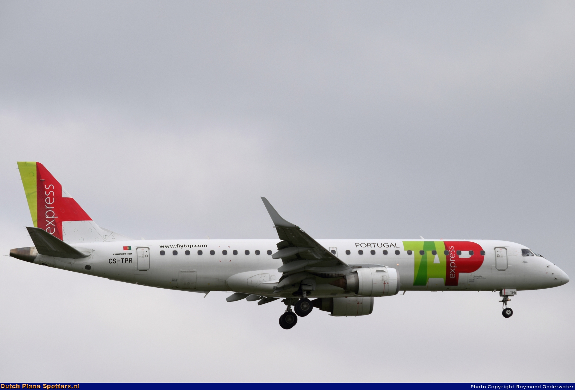 CS-TPR Embraer 190 PGA Portugalia Airlines (TAP Express) by Raymond Onderwater