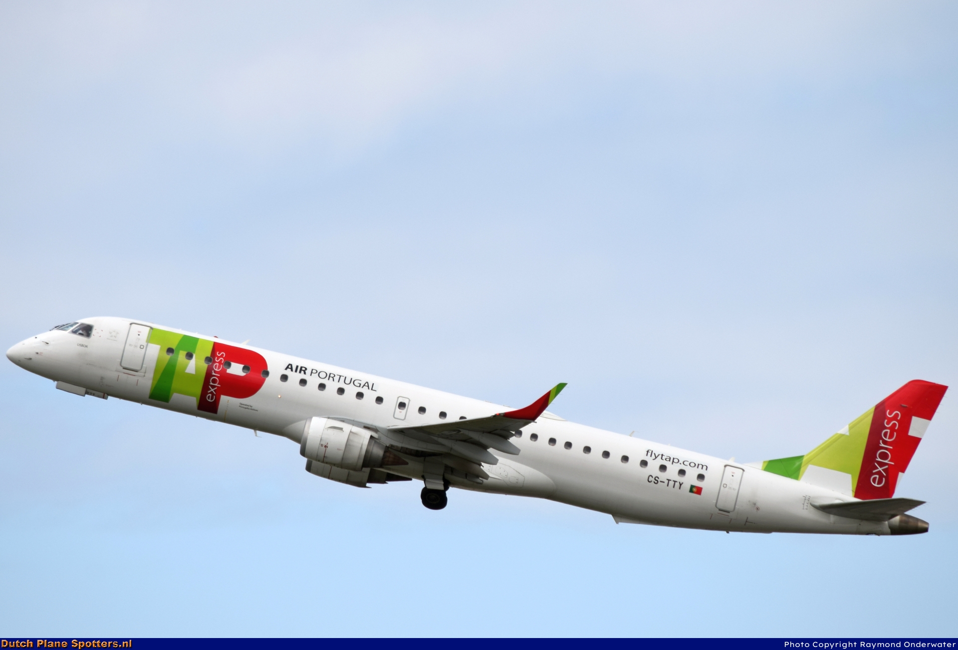 CS-TTY Embraer 195 PGA Portugalia Airlines (TAP Express) by Raymond Onderwater