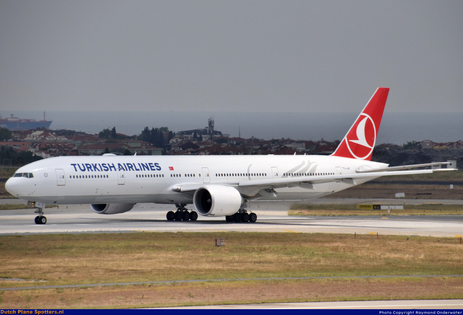 TC-LJH Boeing 777-300 Turkish Airlines by Raymond Onderwater