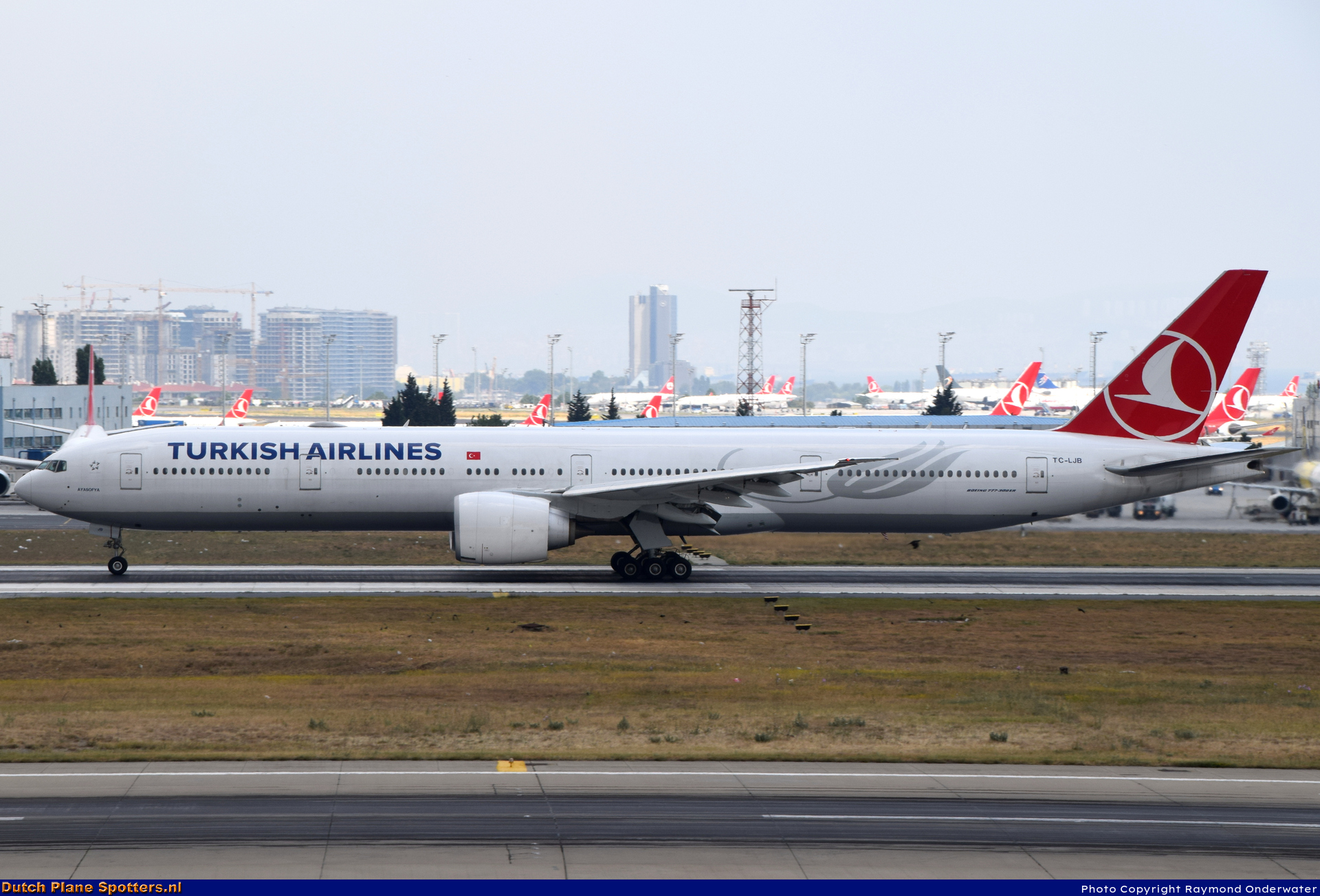 TC-LJB Boeing 777-300 Turkish Airlines by Raymond Onderwater