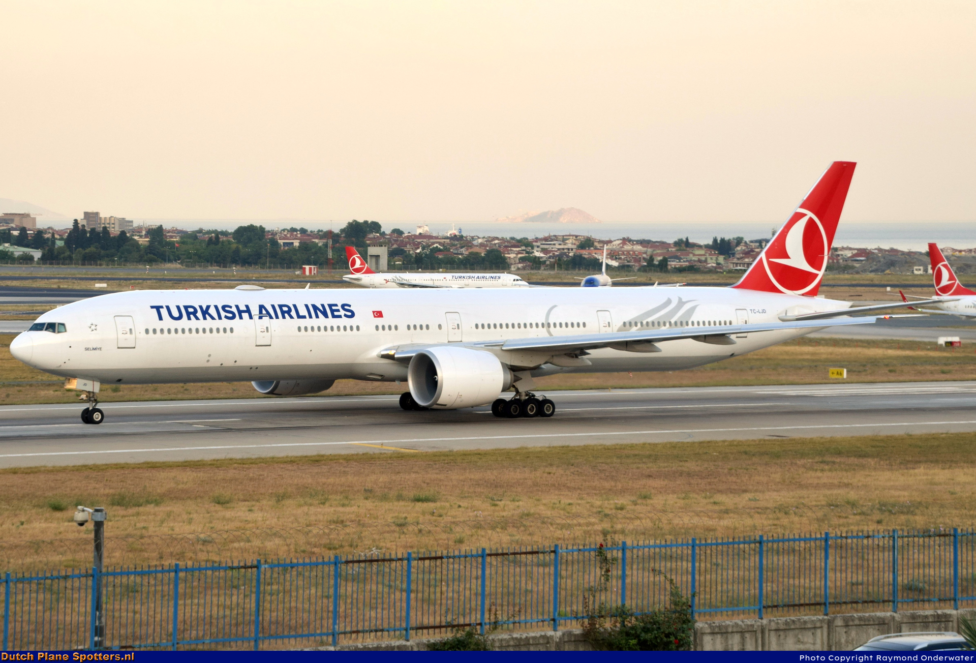 TC-LJD Boeing 777-300 Turkish Airlines by Raymond Onderwater