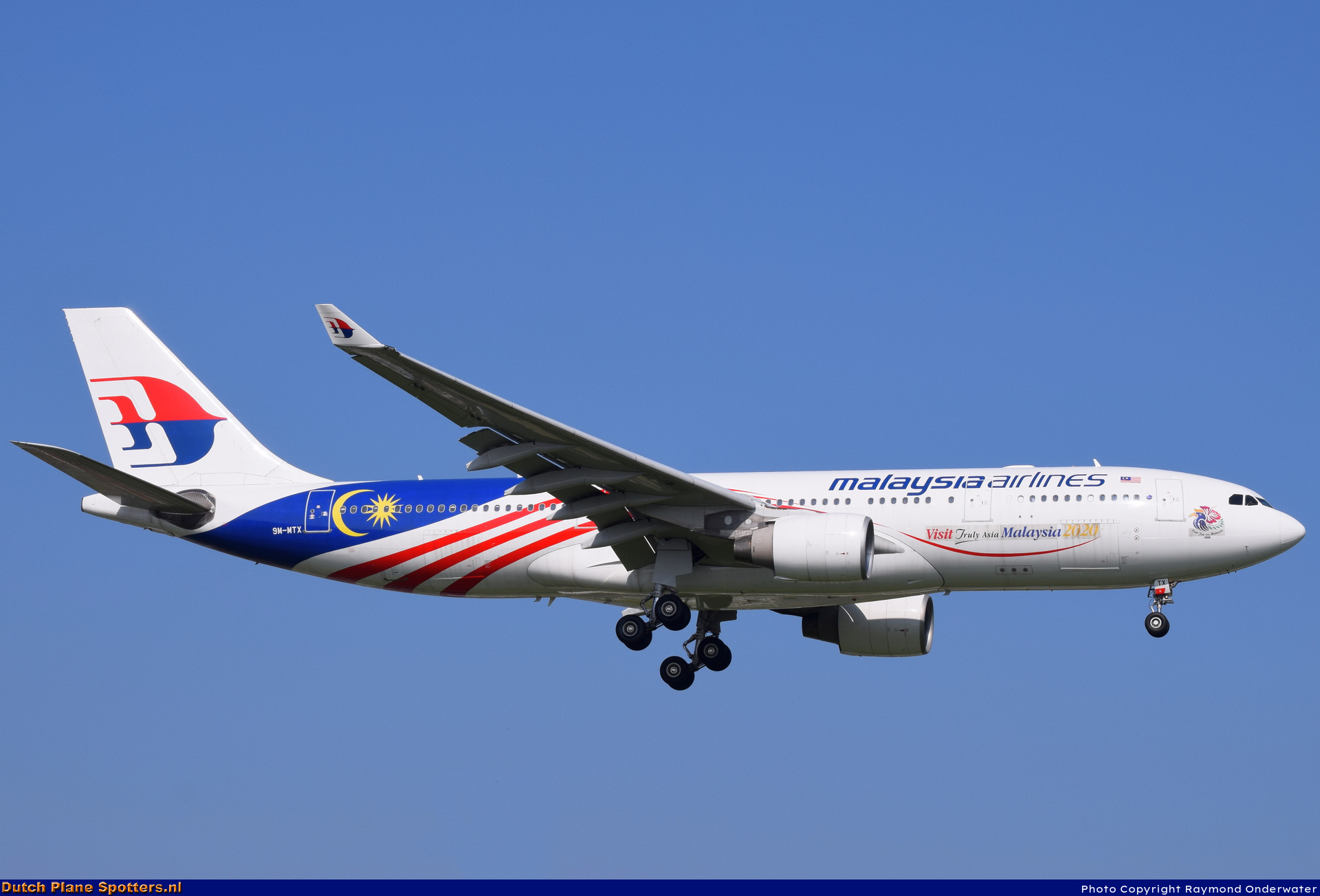 9M-MTX Airbus A330-200 Malaysia Airlines by Raymond Onderwater