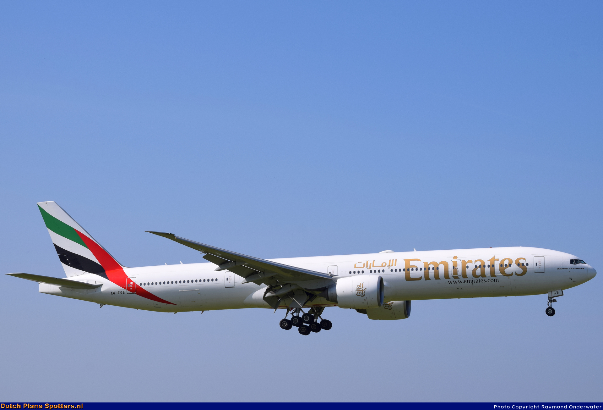 A6-EGS Boeing 777-300 Emirates by Raymond Onderwater