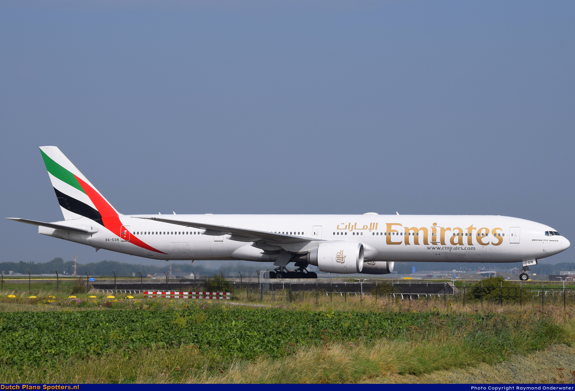 A6-EGN Boeing 777-300 Emirates by Raymond Onderwater