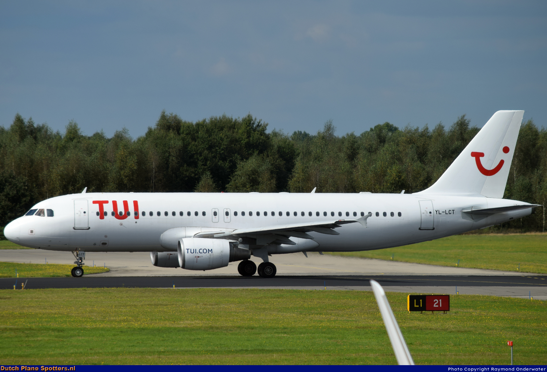YL-LCT Airbus A320 SmartLynx Airlines (TUI Airlines Netherlands) by Raymond Onderwater