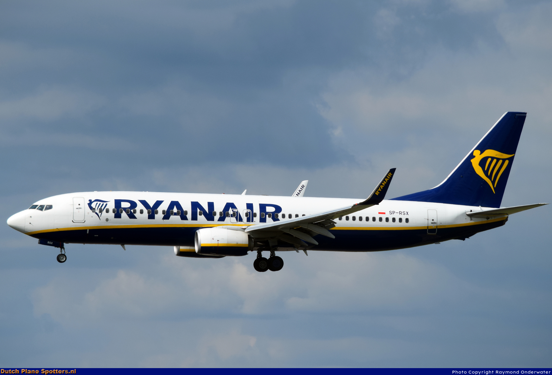 SP-RSX Boeing 737-800 Buzz (Ryanair) by Raymond Onderwater