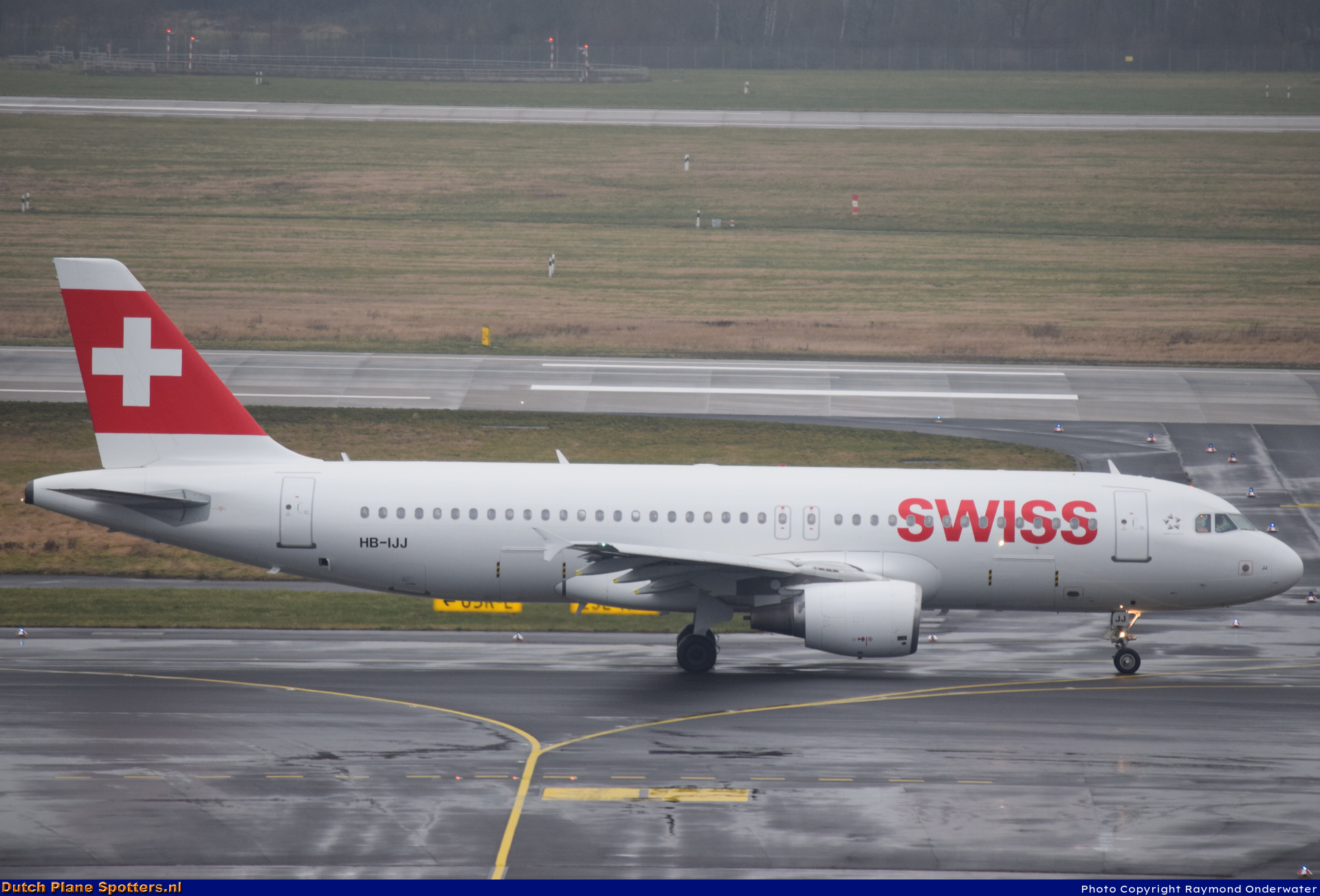 HB-IJJ Airbus A320 Swiss International Air Lines by Raymond Onderwater