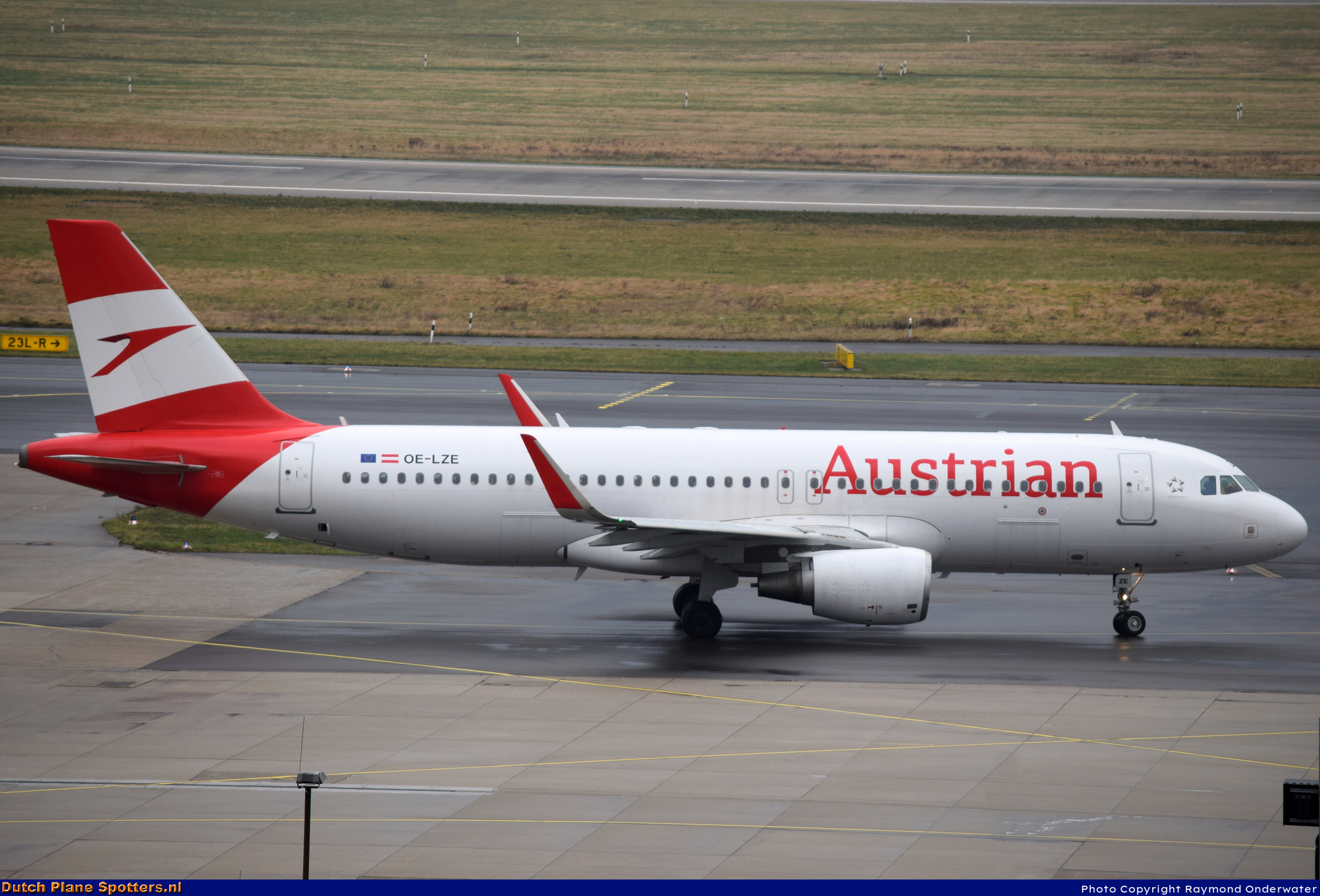 OE-LZE Airbus A320 Austrian Airlines by Raymond Onderwater
