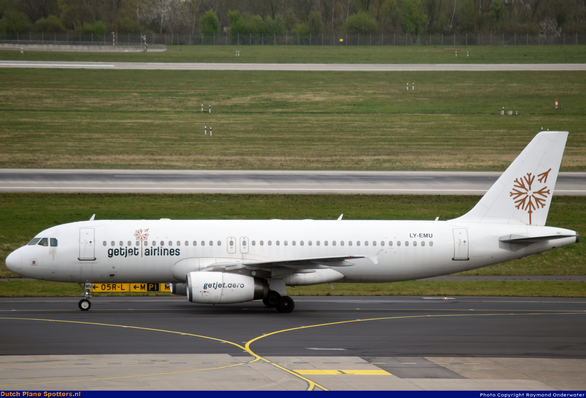 LY-EMU Airbus A320 GetJet Airlines by Raymond Onderwater