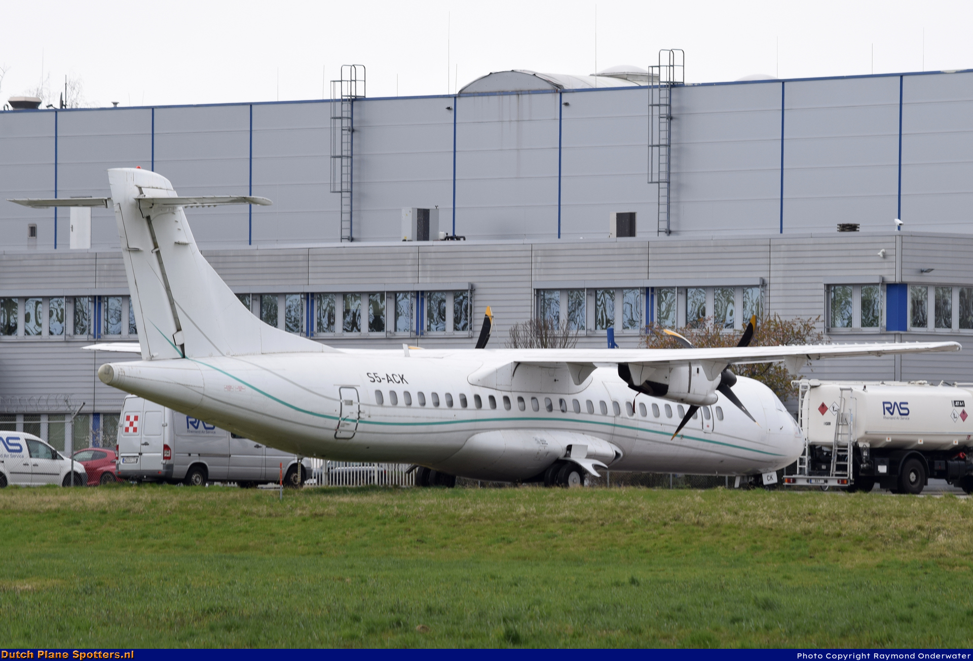 S5-ACK ATR 72-200 Executive Jet Support by Raymond Onderwater