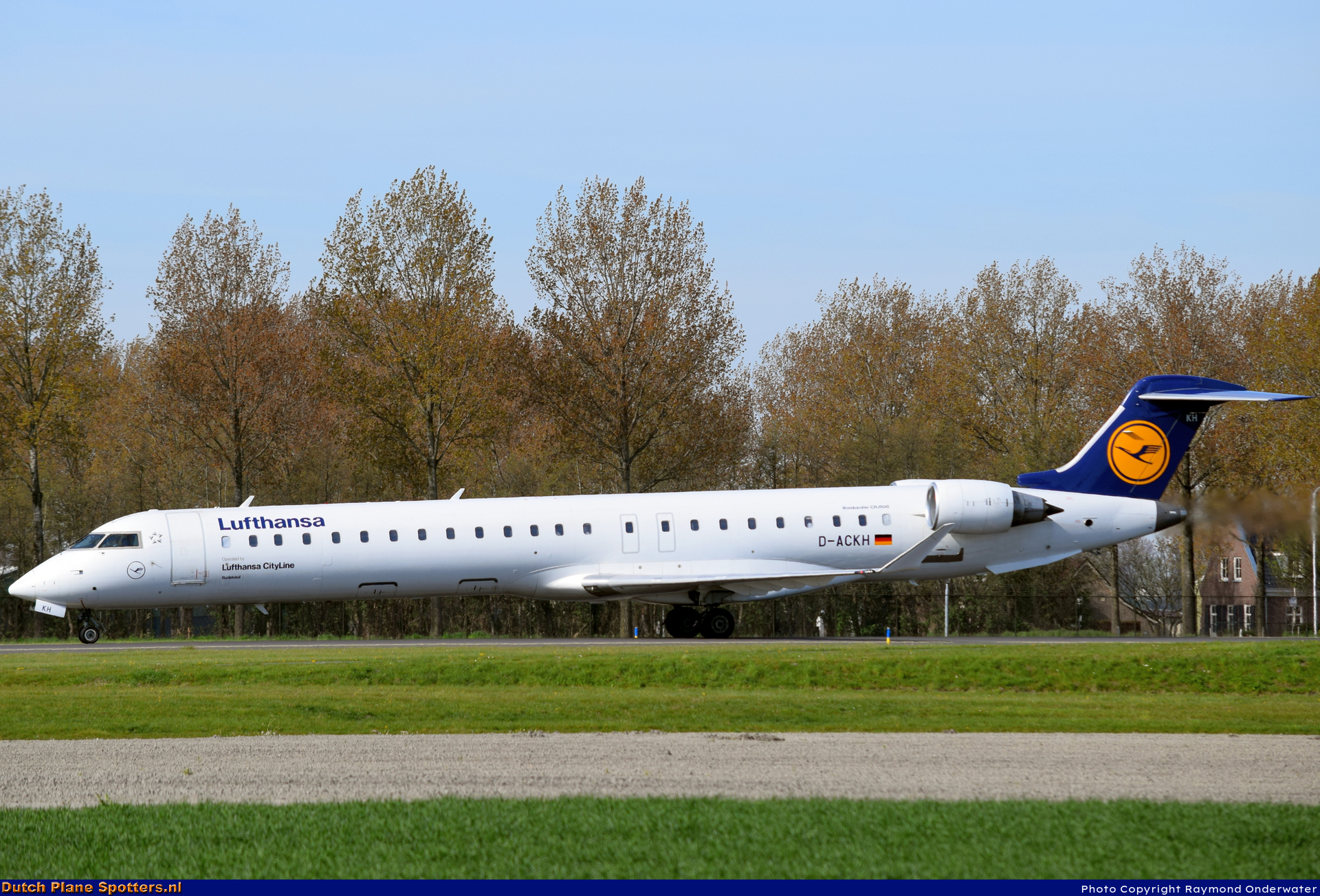D-ACKH Bombardier Canadair CRJ900 CityLine (Lufthansa Regional) by Raymond Onderwater