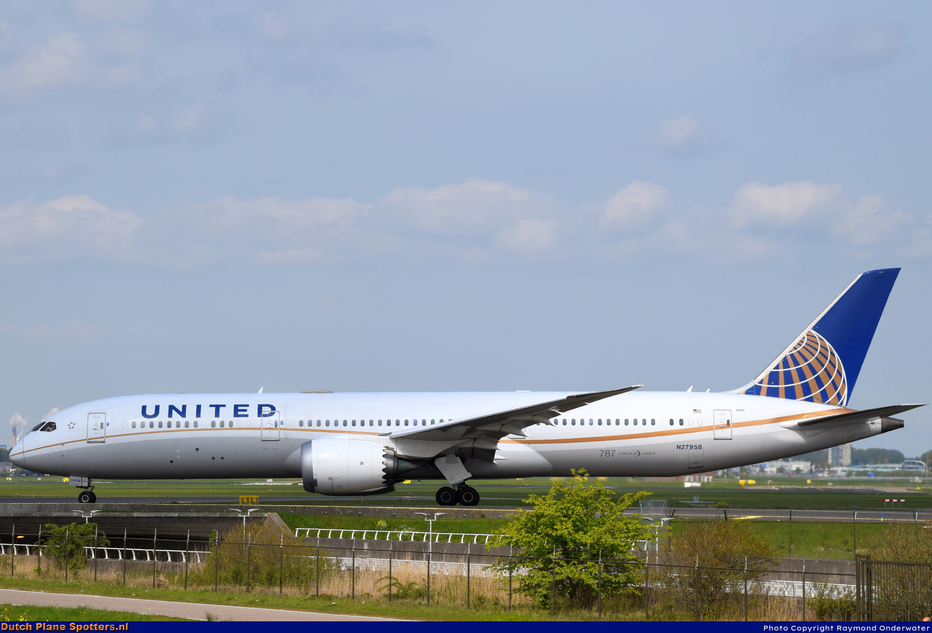 N27958 Boeing 787-9 Dreamliner United Airlines by Raymond Onderwater