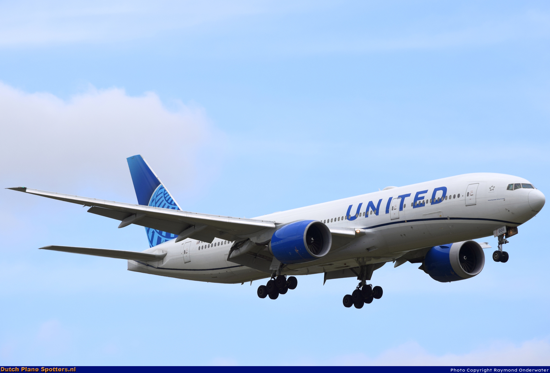N79011 Boeing 777-200 United Airlines by Raymond Onderwater