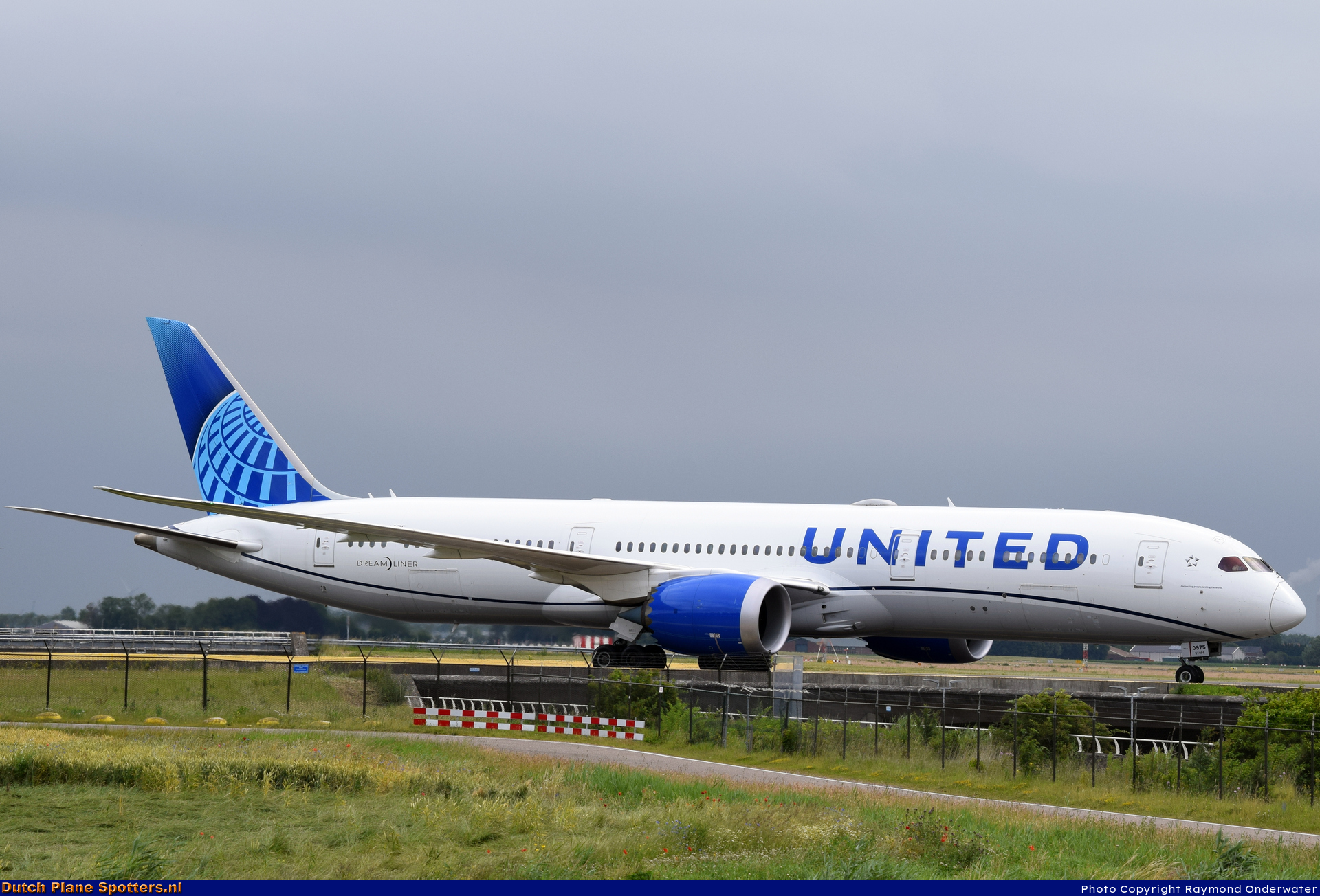 N29975 Boeing 787-9 Dreamliner United Airlines by Raymond Onderwater