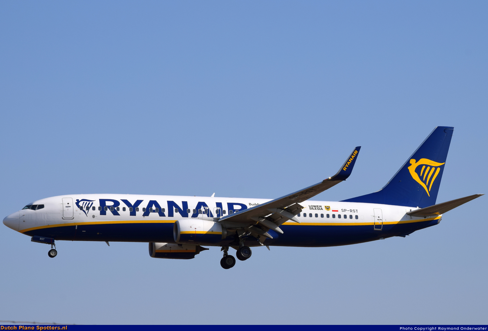 SP-RST Boeing 737-800 Buzz (Ryanair) by Raymond Onderwater