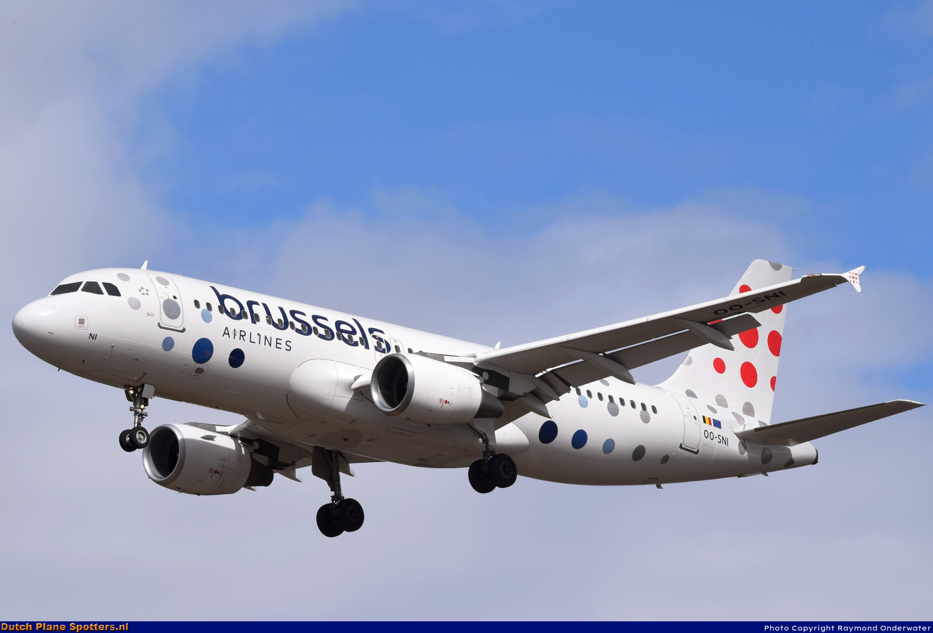 OO-SNI Airbus A320 Brussels Airlines by Raymond Onderwater