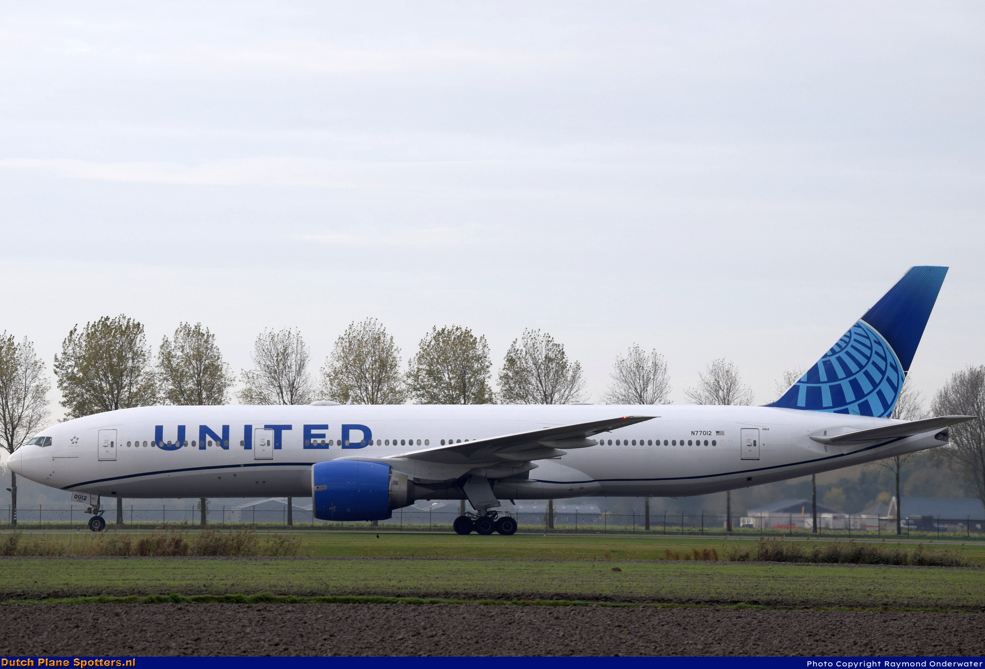 N77012 Boeing 777-200 United Airlines by Raymond Onderwater