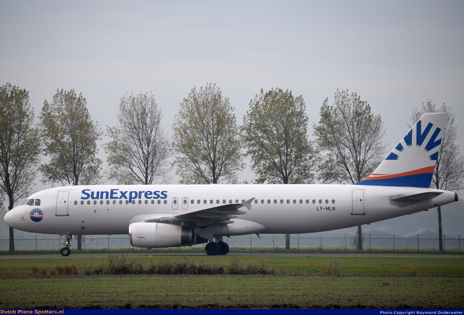 LY-MLN Airbus A320 Avion Express (SunExpress) by Raymond Onderwater