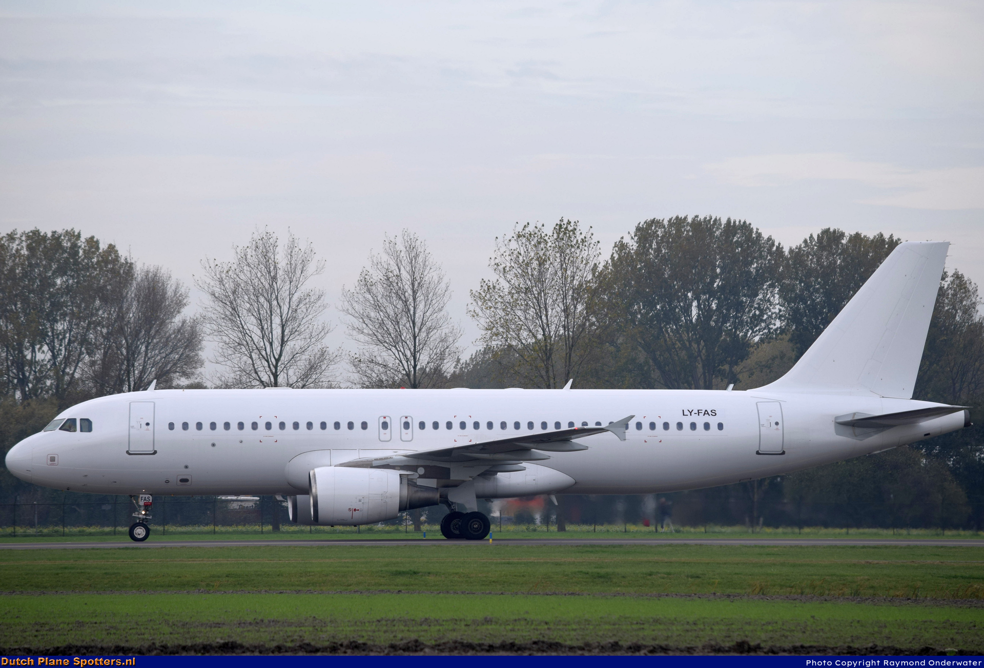 LY-FAS Airbus A320 GetJet Airlines by Raymond Onderwater