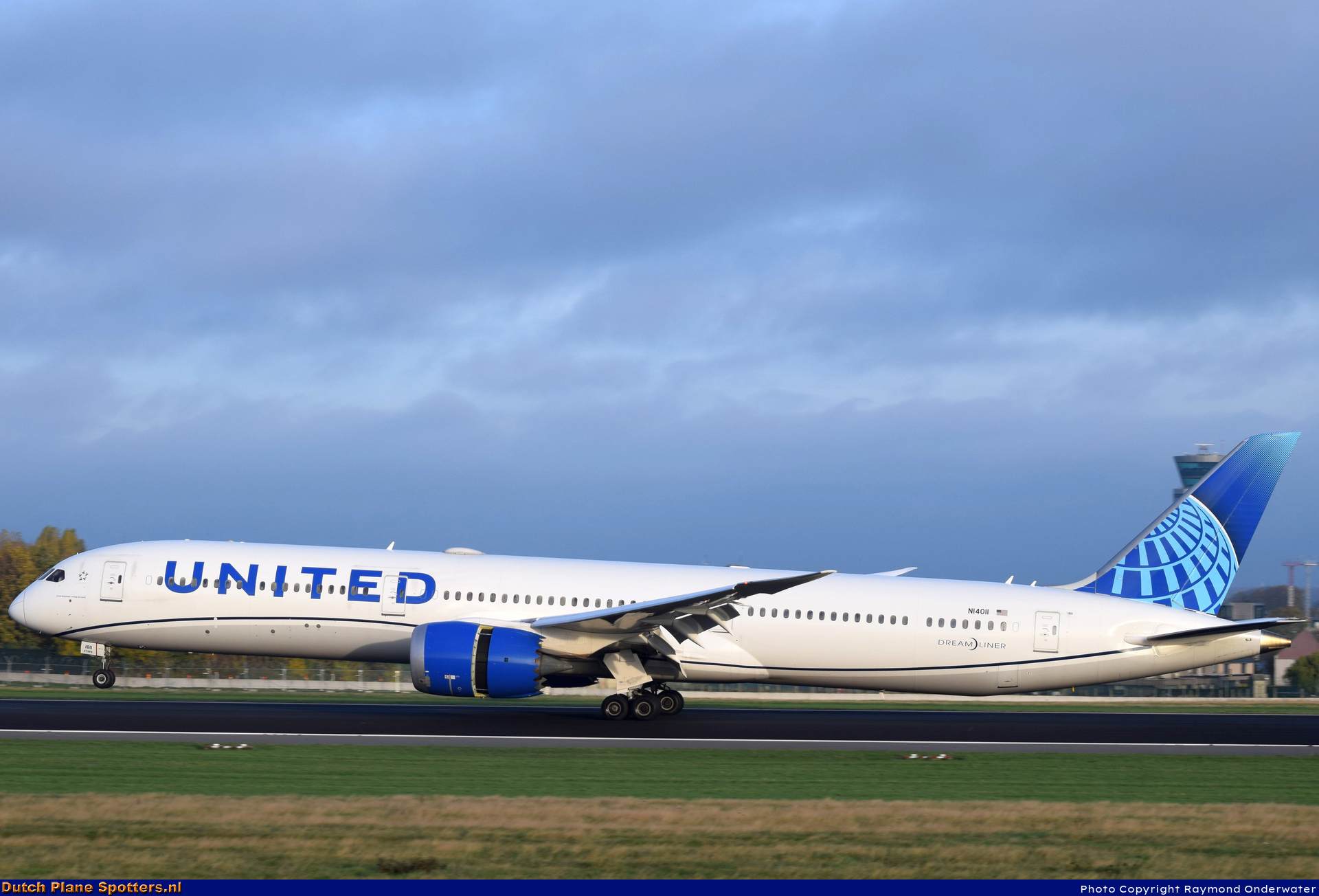 N14011 Boeing 787-10 Dreamliner United Airlines by Raymond Onderwater