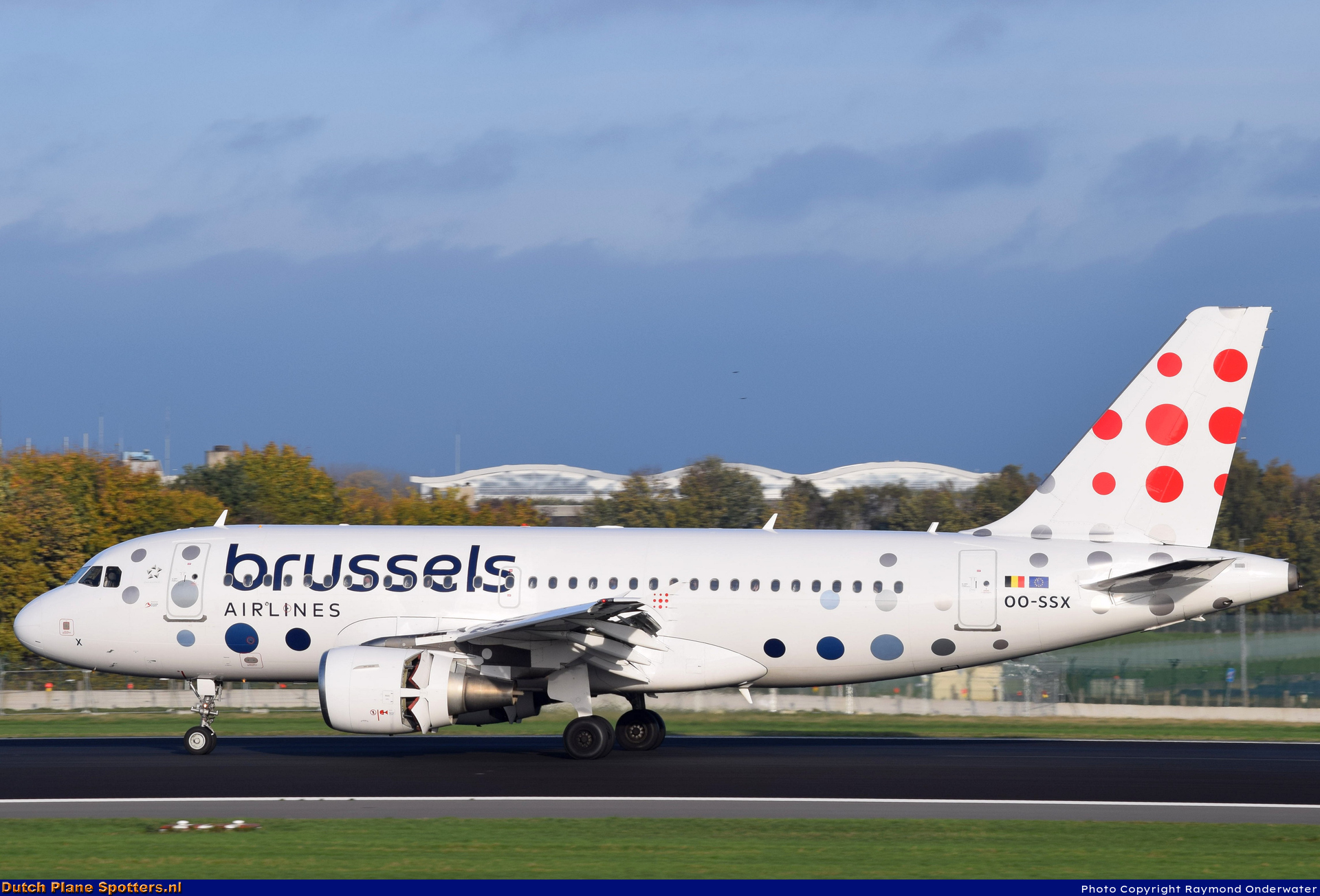 OO-SSX Airbus A319 Brussels Airlines by Raymond Onderwater