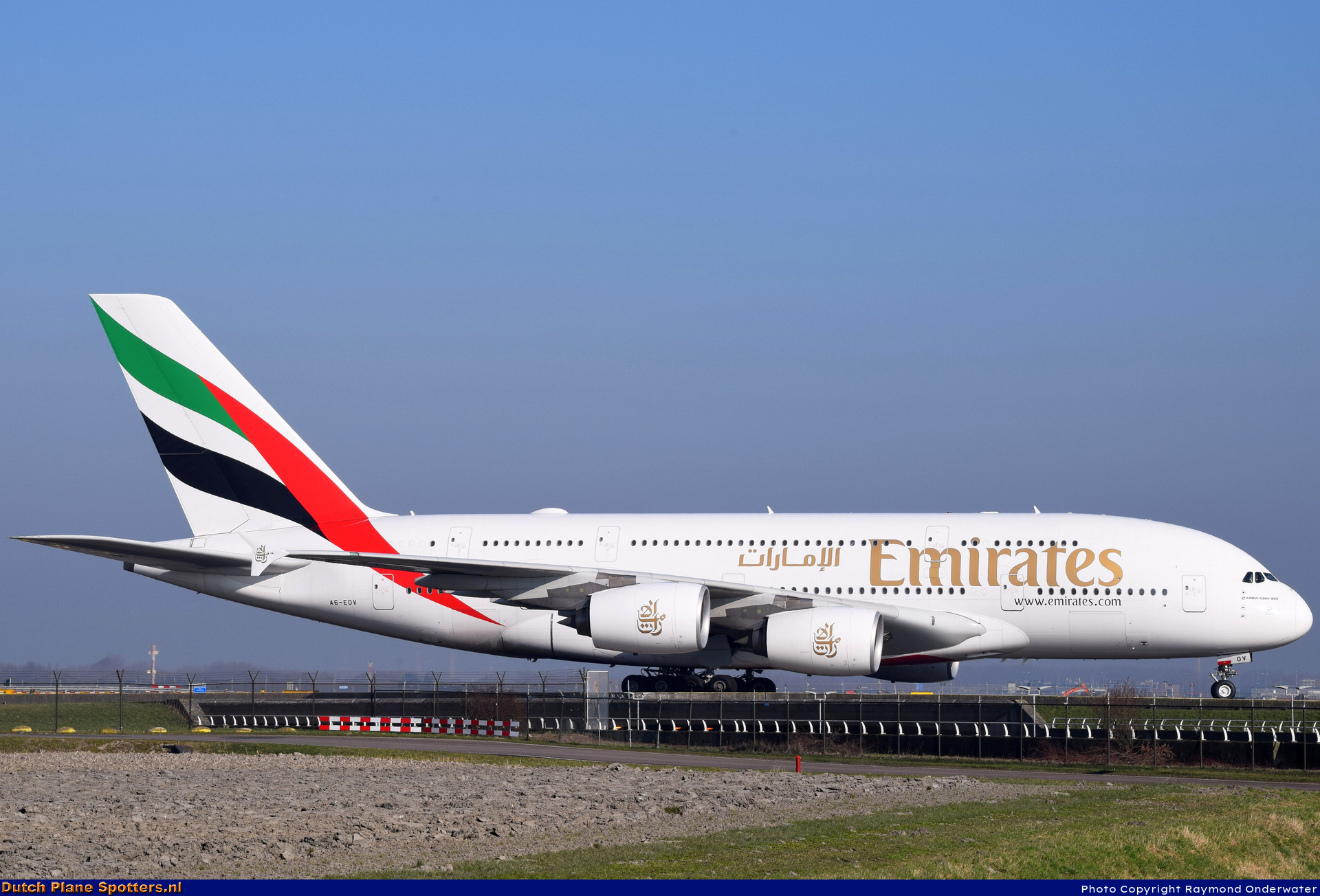 A6-EOV Airbus A380-800 Emirates by Raymond Onderwater