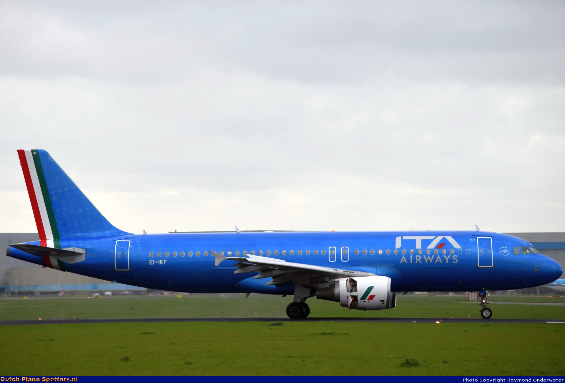 EI-IKF Airbus A320 ITA Airways by Raymond Onderwater