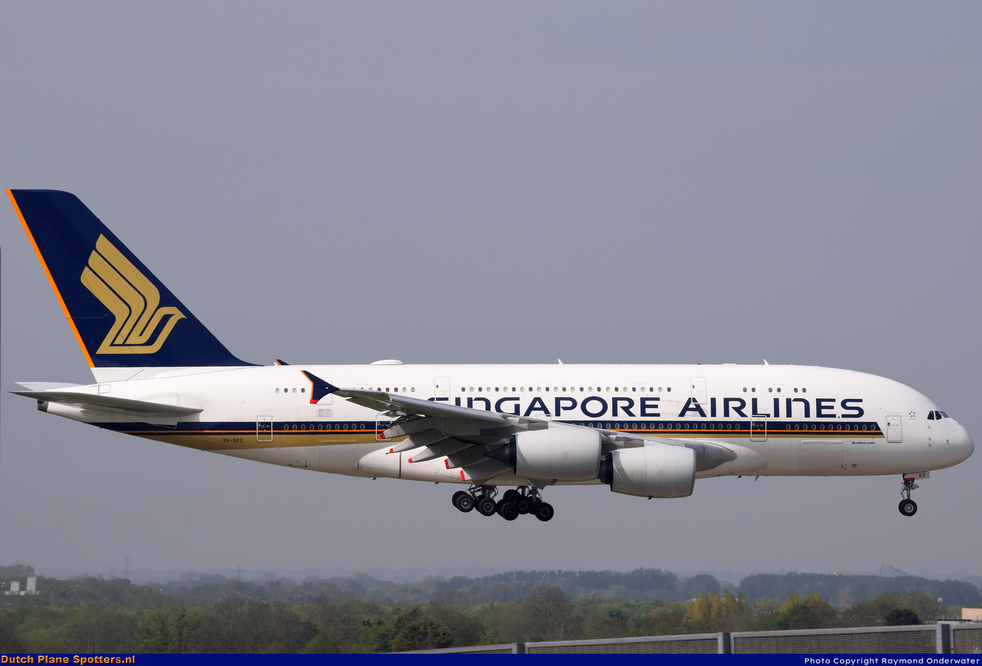 9V-SKZ Airbus A380-800 Singapore Airlines by Raymond Onderwater