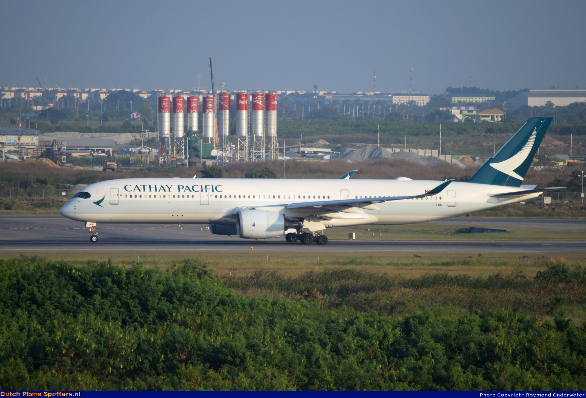 B-LRG Airbus A350-900 Cathay Pacific by Raymond Onderwater