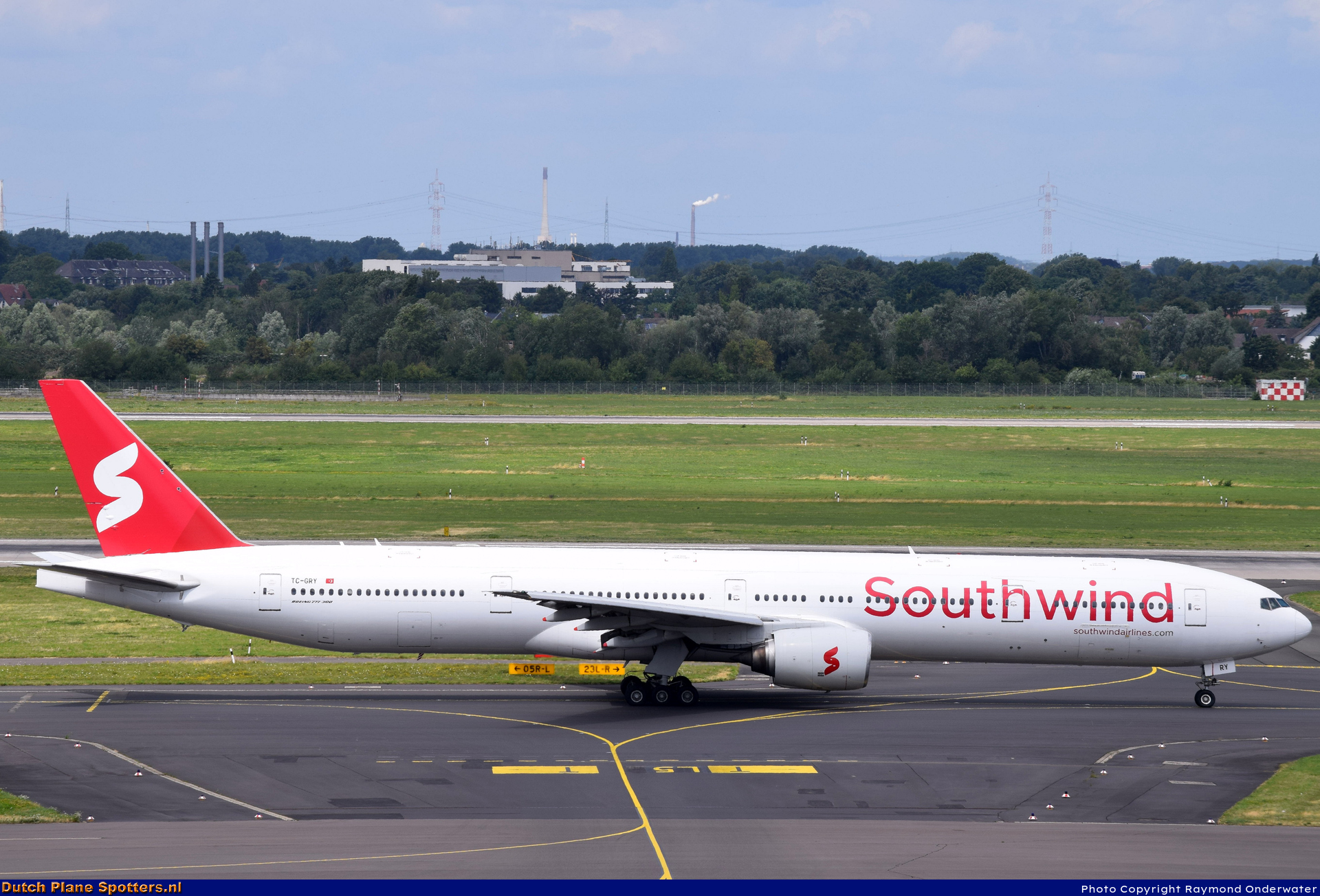TC-GRY Boeing 777-300 Southwind Airlines by Raymond Onderwater