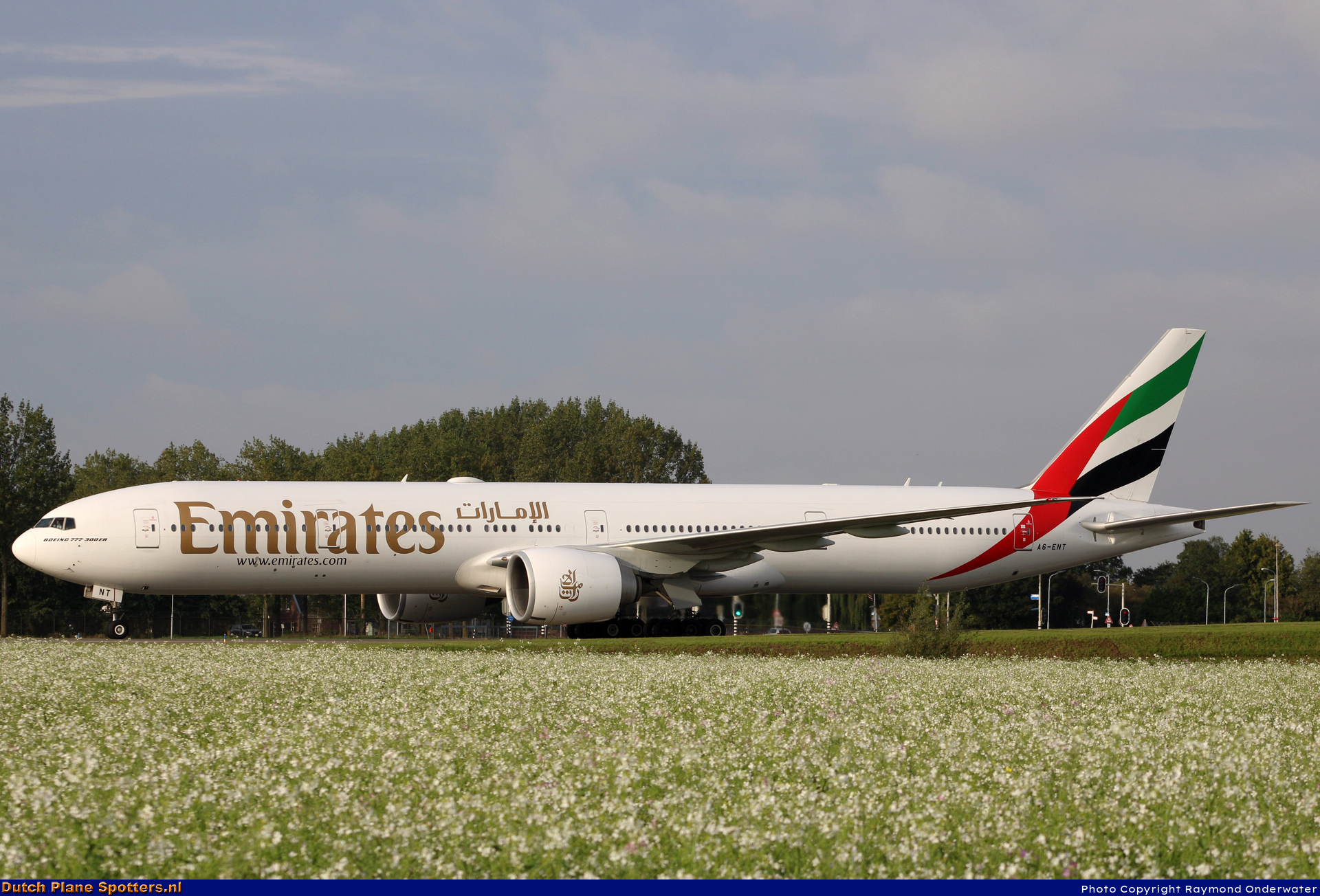 A6-ENT Boeing 777-300 Emirates by Raymond Onderwater