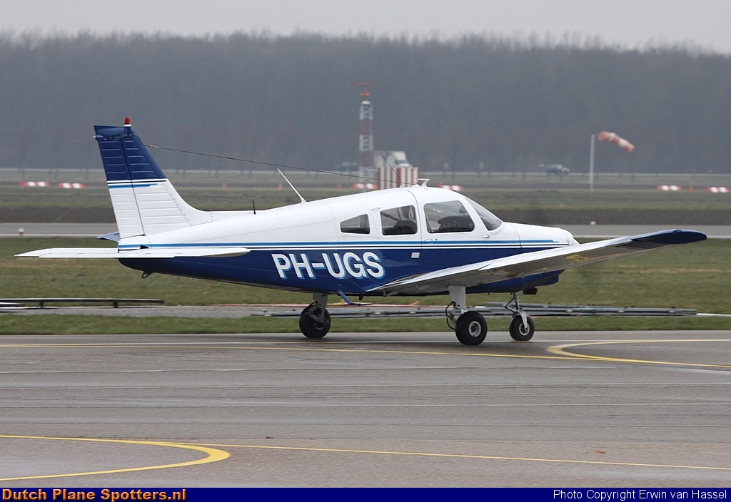 PH-UGS Piper PA-28 Warrior II Private by Erwin van Hassel