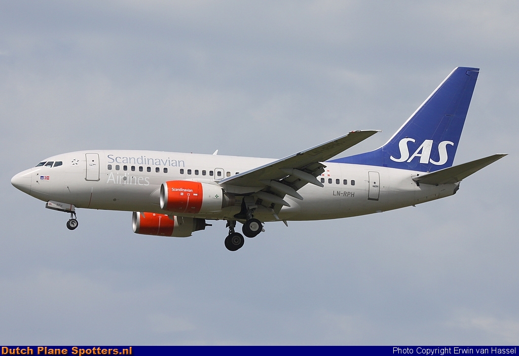 LN-RPH Boeing 737-600 SAS Scandinavian Airlines by Erwin van Hassel