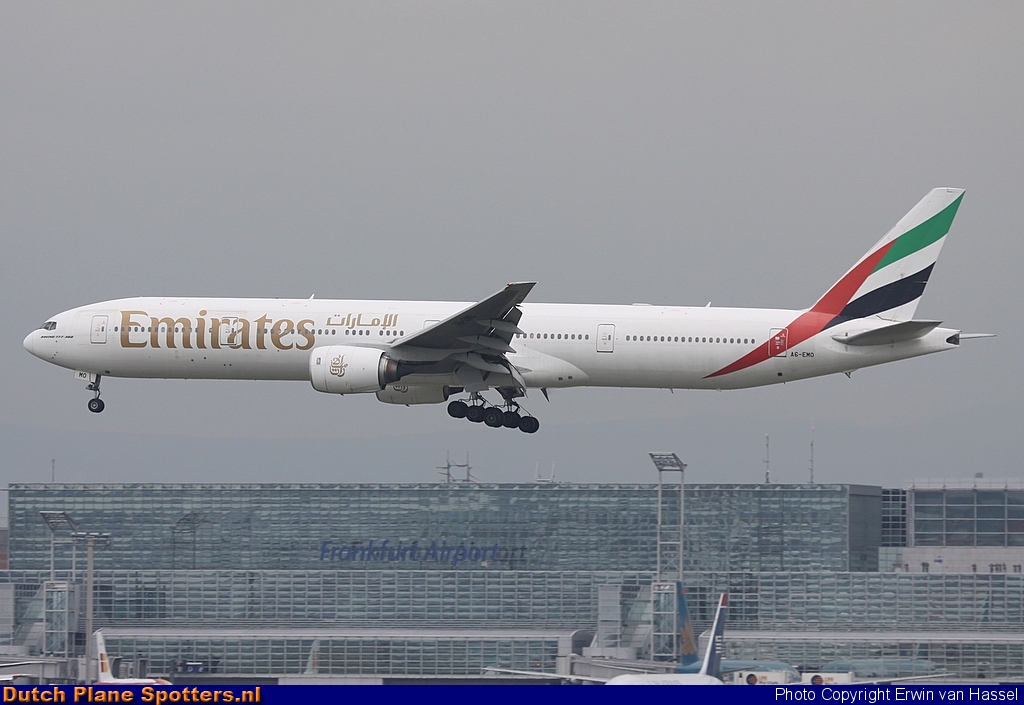 A6-EMO Boeing 777-300 Emirates by Erwin van Hassel