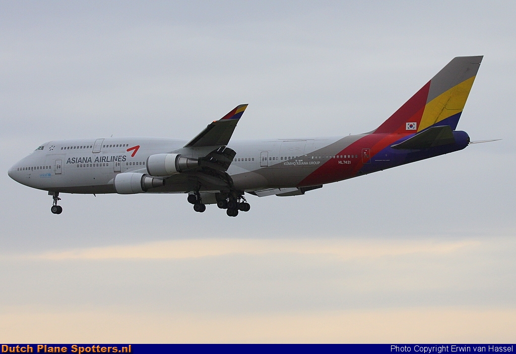 HL7421 Boeing 747-400 Asiana Airlines by Erwin van Hassel