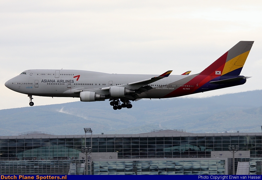 HL7423 Boeing 747-400 Asiana Airlines by Erwin van Hassel