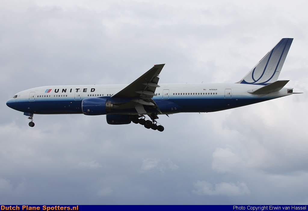 N785UA Boeing 777-200 United Airlines by Erwin van Hassel