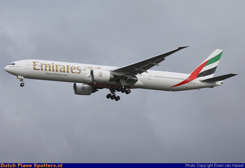A6-EGJ Boeing 777-300 Emirates by Erwin van Hassel