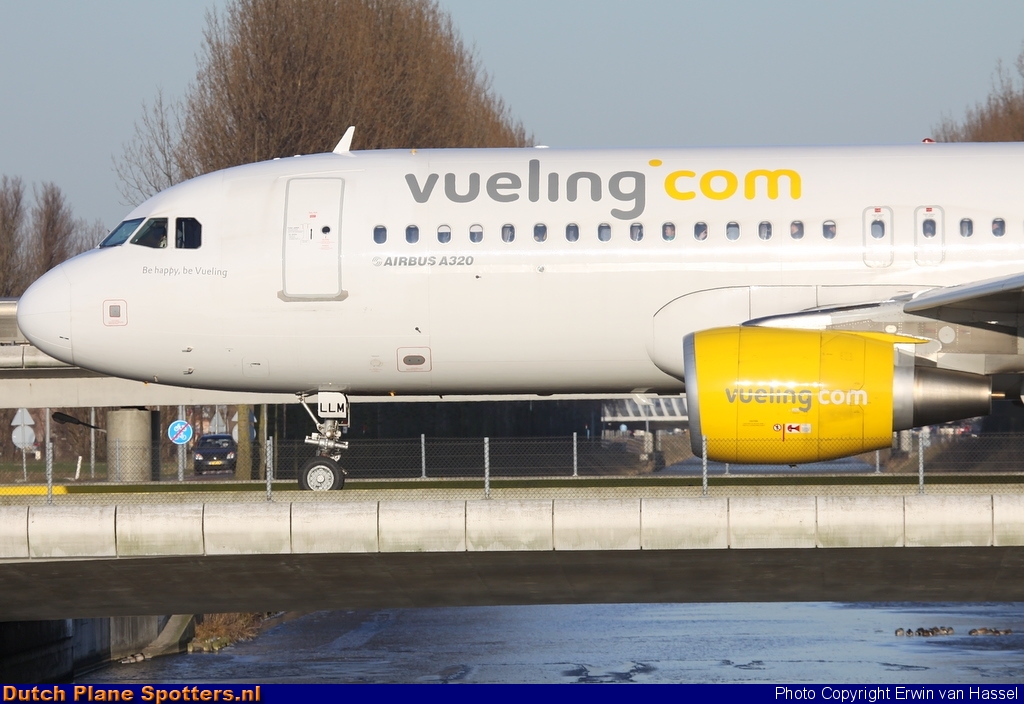 EC-LLM Airbus A320 Vueling.com by Erwin van Hassel